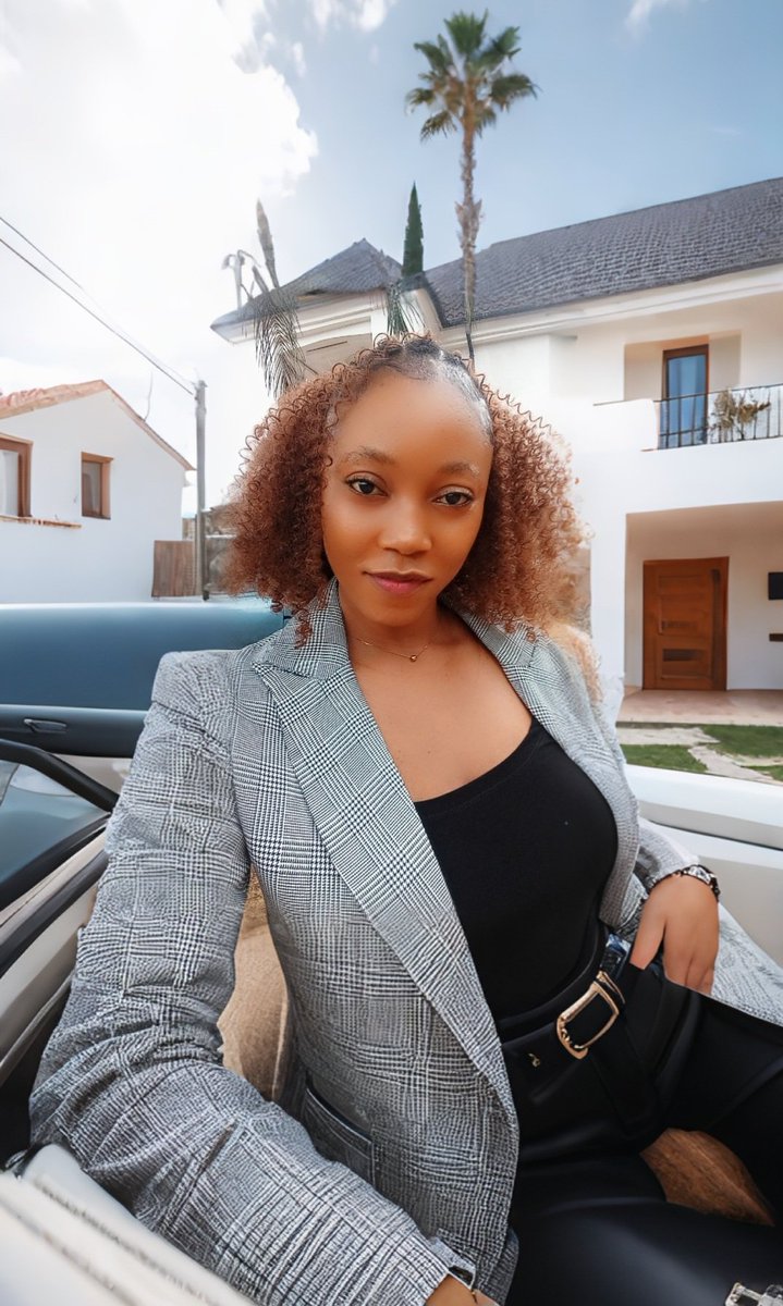 Cherryancy's tweet image. Work o'clock 🥰