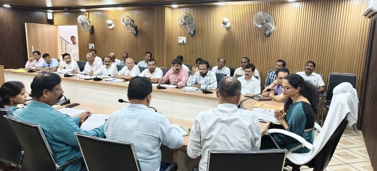 विकास भवन सभागार, #सोनभद्र में स्कूल कायाकल्प, आंगनबाड़ी, पंचायती राज एवं विकास सम्बन्धी अन्य बिन्दुओं पर सम्बन्धित अधिकारी, समस्त BDO एवं समस्त CDPO  के साथ समीक्षा बैठक की गयी। <a href="/UpRuralDev/">U.P. Rural Development Dep</a> <a href="/DmSonbhadra/">DM/DEO Sonbhadra</a> <a href="/CMOfficeUP/">CM Office, GoUP</a>