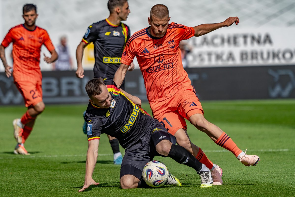 BB_Termalica's tweet photo. 𝗚𝗔𝗟𝗘𝗥𝗜𝗘̨ 𝗭𝗗𝗝𝗘̨𝗖́ z meczu z Koroną Kielce znajdziecie na naszej stronie internetowej 📸
#BBTKOR https://t.co/kPhczqUxxv