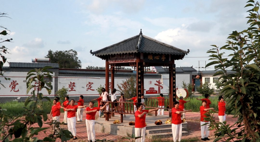 DiscoverAnyang's tweet image. Early Autumn in Lijiawan Village: Where Rural Tranquility Meets Modern Comfort
• Blacktop roads winding through tidy courtyards 📷
• Lush flowers and trees lining pathways📷📷
• Villagers exercising on public fitness equipment📷📷📷
#Village #Countryside #ModernRustic #Autumn