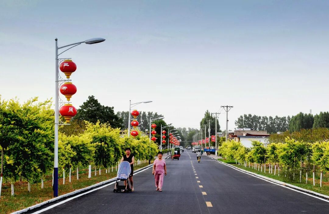 DiscoverAnyang's tweet image. Early Autumn in Lijiawan Village: Where Rural Tranquility Meets Modern Comfort
• Blacktop roads winding through tidy courtyards 📷
• Lush flowers and trees lining pathways📷📷
• Villagers exercising on public fitness equipment📷📷📷
#Village #Countryside #ModernRustic #Autumn