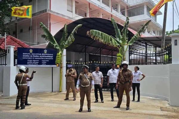 thiruthiruK's tweet image. Today, President inaugurated regional office of the Department of Immigration &amp;amp; Emigration in Jaffna. Plaque was distinctive:
 1) Only the designation, no name. 
2) Emphasised public funding. 
3) Prioritised the local language. 

This is admirable.🫡👏

#lka #SystemChange #Jaffna