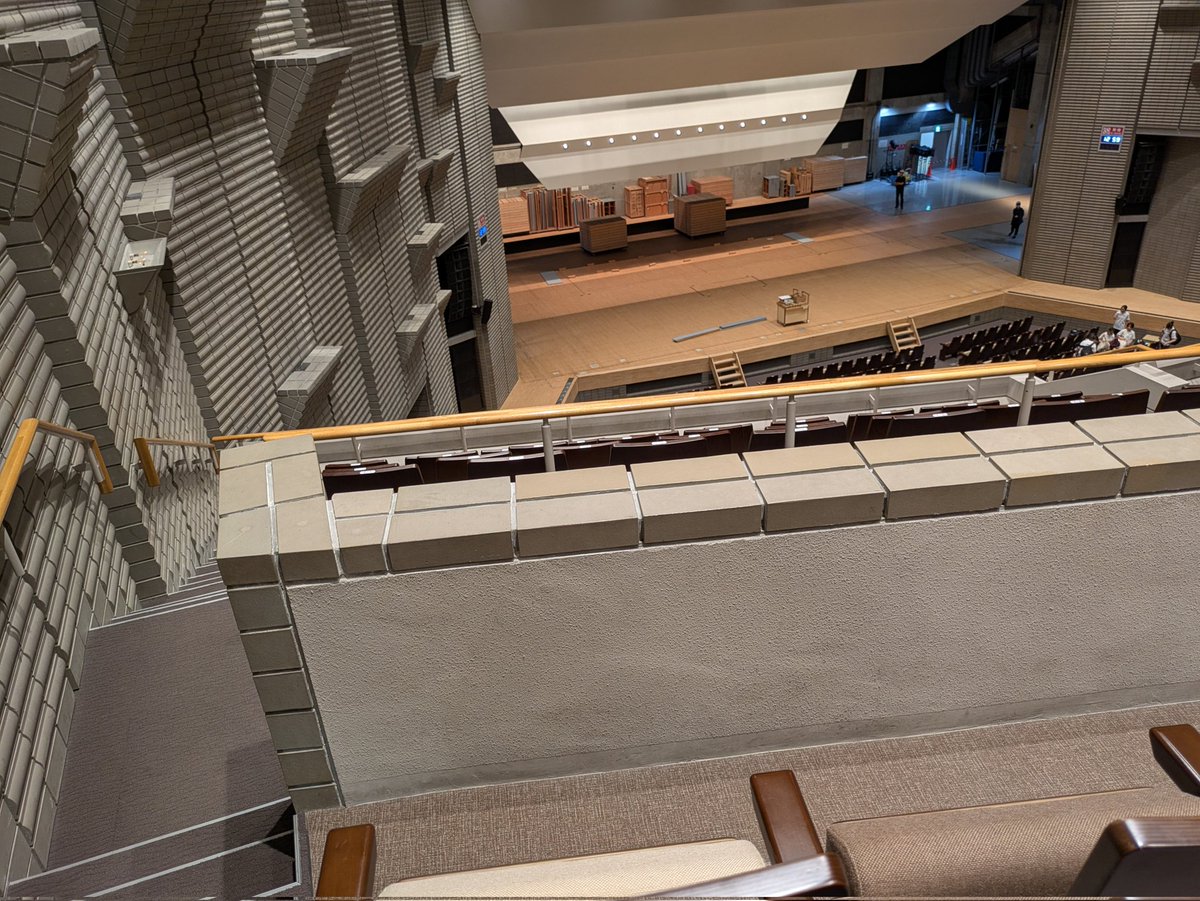 市川Day▲6

1階最後列の端と2階自分の席に座ってきた。
最後列といってもステージ遠い感じしなかったな。