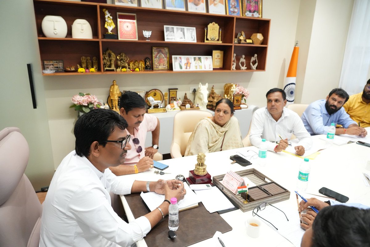 AlpeshThakor_'s tweet photo. વૈકુંઠ કાર્યાલય ખાતે ચાંદખેડા વોર્ડના કાઉન્સીલરો, સંગઠન���ા પ્રમુખ, મહામંત્રી તથા અ.મ્યુ.કો.ના પશ્ચિમ ઝોનના ઈજનેરો સાથે ક્ષેત્રના વિવિધ વિકાસલક્ષી કાર્યો અંગે ગહન ચર્ચા કરી... https://t.co/0BZyvb0VEA