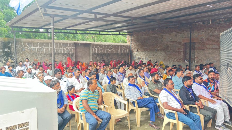 सोनू बामणिया -ASP (@sonu_aazad) on Twitter photo भीम आर्मी पाली जिले के कार्यकर्ताओं के बीच पहुंचे प्रदेश अध्यक्ष <a href="/Jitendra_Hatwal/">Jitendra Hatwal</a> जी।
भीम आर्मी के कारवें को आगे बढ़ाते हुए, महापुरुषों की विचारधारा घर-घर तक पहुंचाने का प्रयास किया। <a href="/BhimArmyChief/">Chandra Shekhar Aazad</a>
<a href="/anil_aazad/">Anil Kumar Dhenwal</a> भीम आर्मी पाली जिले के कार्यकर्ताओं के बीच पहुंचे प्रदेश अध्यक्ष <a href="/Jitendra_Hatwal/">Jitendra Hatwal</a> जी।
भीम आर्मी के कारवें को आगे बढ़ाते हुए, महापुरुषों की विचारधारा घर-घर तक पहुंचाने का प्रयास किया। <a href="/BhimArmyChief/">Chandra Shekhar Aazad</a>
<a href="/anil_aazad/">Anil Kumar Dhenwal</a>