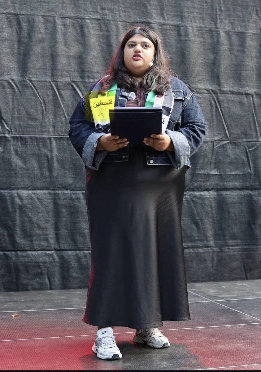 Det fd arbetarpartiets ungdomsfalang SSU:s nya ordförande Moska Hassas. Moska vill lämna Nato och fokusera på Gaza. Nedan i palestinasjal med arabiska ”Jerusalem är vårt” och en bild av al-Aqsa-moskén. Standard för extremistiska och islamistiska kretsar. Grattis alla.