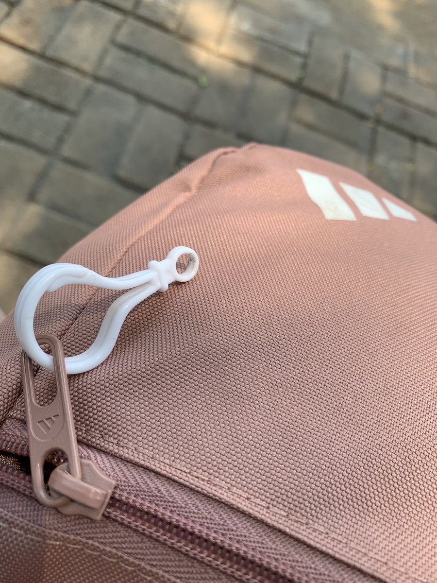 bluewberriez's tweet photo. baru seminggu kuliah aku udah kehilangan 
1. hand sanitizer 
2. body mist 
😭😭 yg hand sanitizer gatauu jatuhnya pas aku lagi di kantin fpik atau pas naik dipyo, yg bodymist juga gatau jatuhnya pas aku di fisip atau di jalan pulang🥹🥹 https://t.co/007uk3Omac
