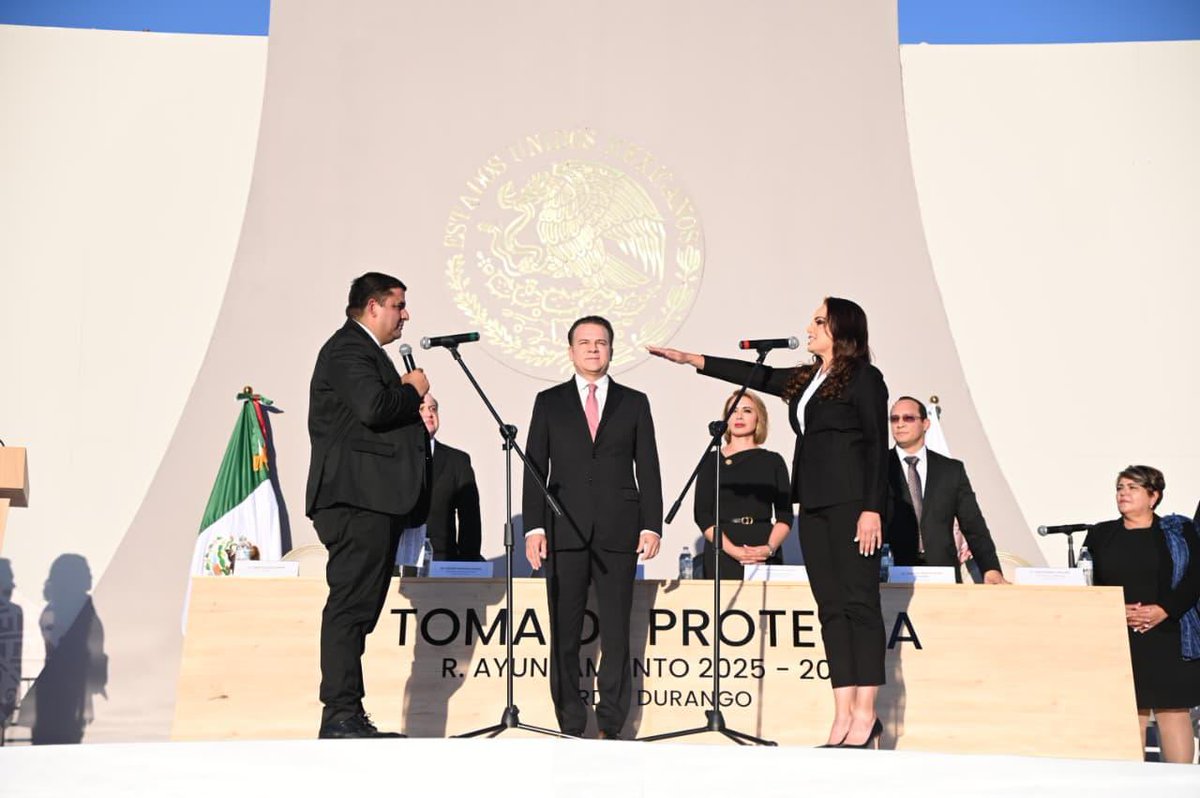 EVillegasV's tweet photo. 🤝🤝 Hoy comienza una nueva etapa para Lerdo junto a Susy Torrecillas al frente de la administración 2025–2028.

Estoy seguro de que Lerdo seguirá siendo un motor que impulsa a Durango y a toda la región lagunera.
Cuando Estado y Municipio trabajamos de la mano, logramos que el crecimiento sea ordenado, con rumbo y pensando siempre en las familias. 🙌