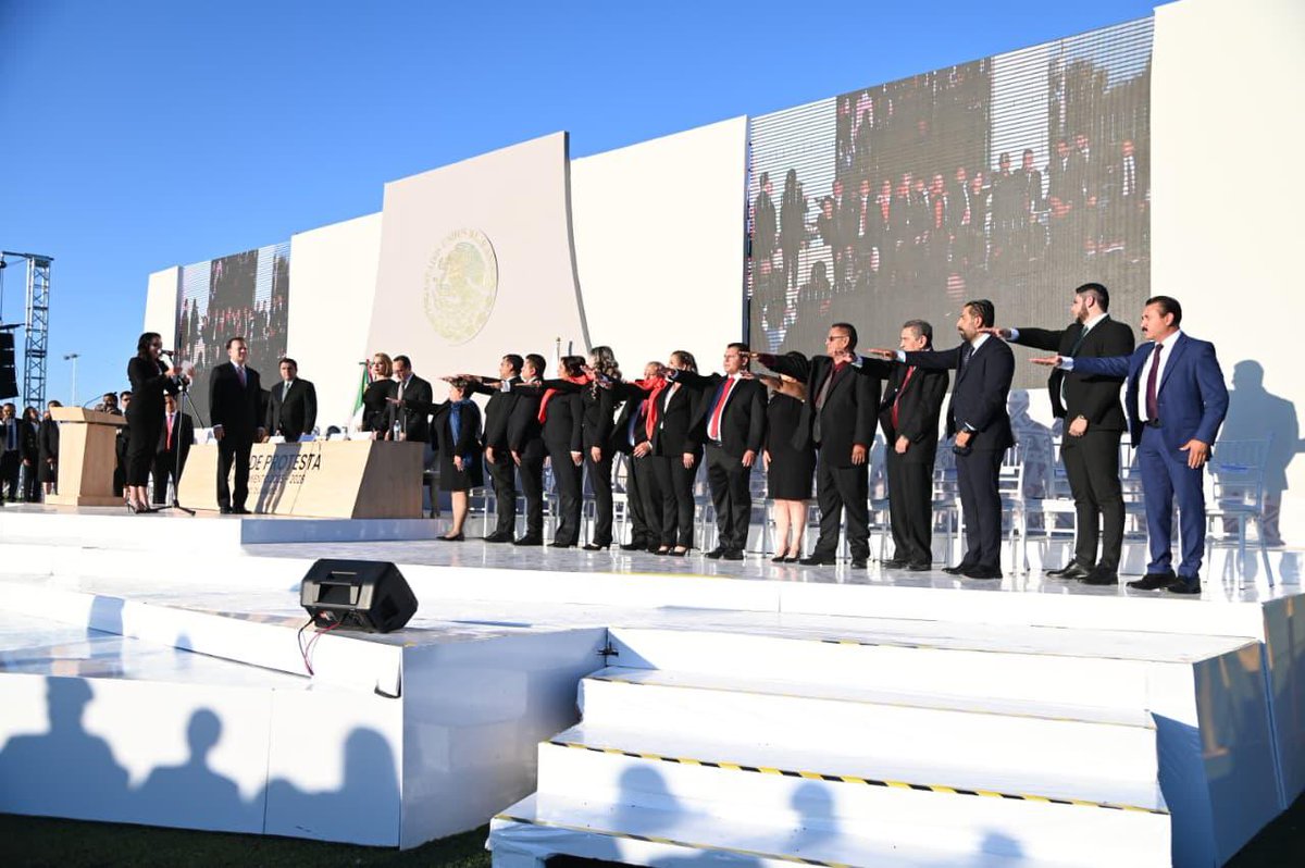 EVillegasV's tweet photo. 🤝🤝 Hoy comienza una nueva etapa para Lerdo junto a Susy Torrecillas al frente de la administración 2025–2028.

Estoy seguro de que Lerdo seguirá siendo un motor que impulsa a Durango y a toda la región lagunera.
Cuando Estado y Municipio trabajamos de la mano, logramos que el crecimiento sea ordenado, con rumbo y pensando siempre en las familias. 🙌