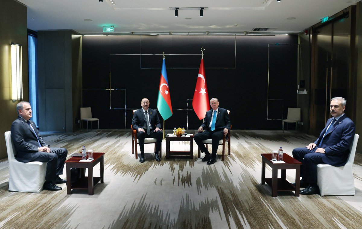 Cumhurbaşkanımız Sayın Recep Tayyip Erdoğan, Şanghay İşbirliği Örgütünün 25. Devlet Başkanları Konseyi Zirvesi için bulunduğu Çin'in Tiencin şehrinde, Azerbaycan Cumhurbaşkanı İlham Aliyev ile görüştü.