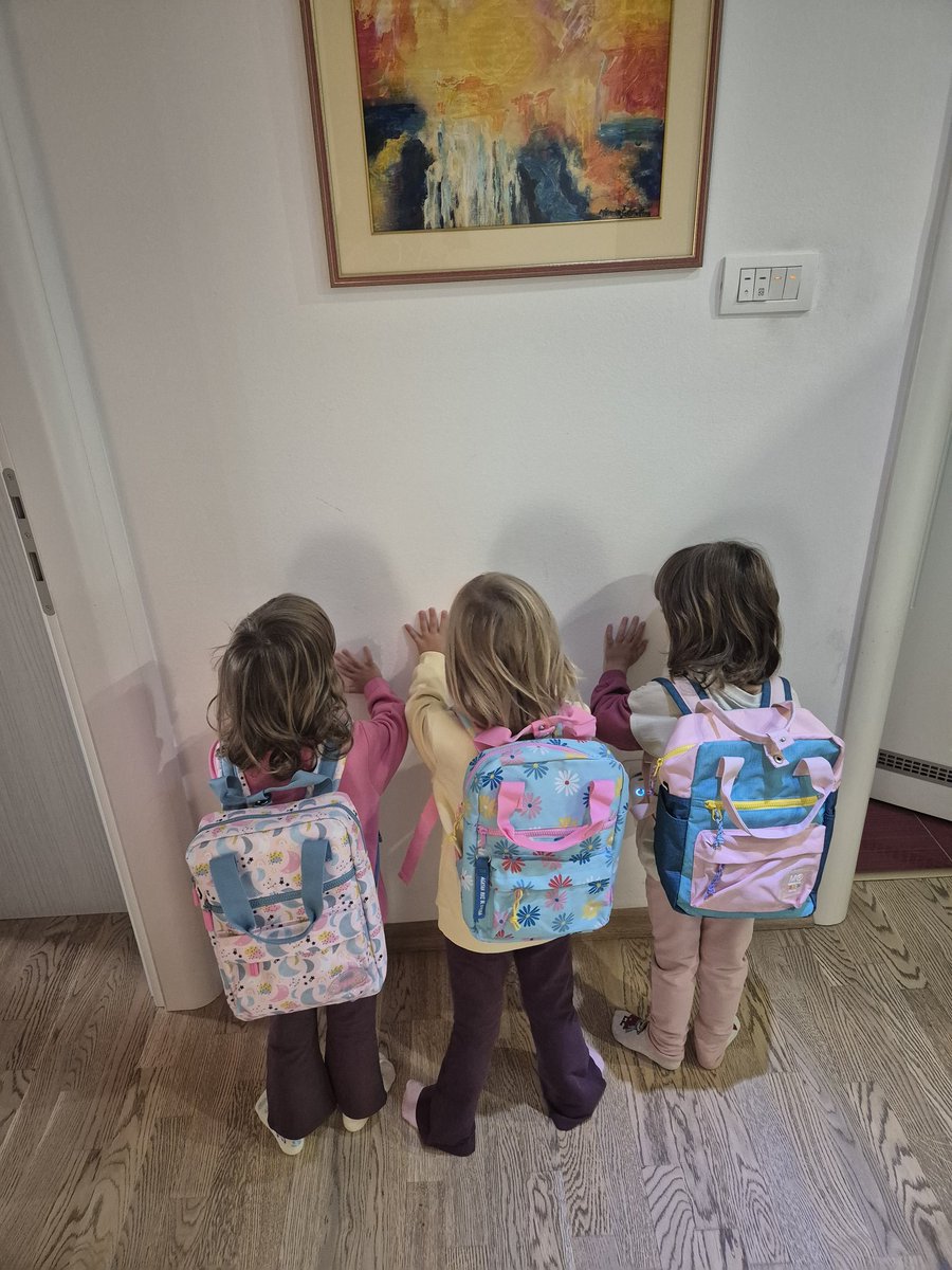 Hahhaha. Nisu privedene. Vec idu prvi dan u vrtic. I sretne su.