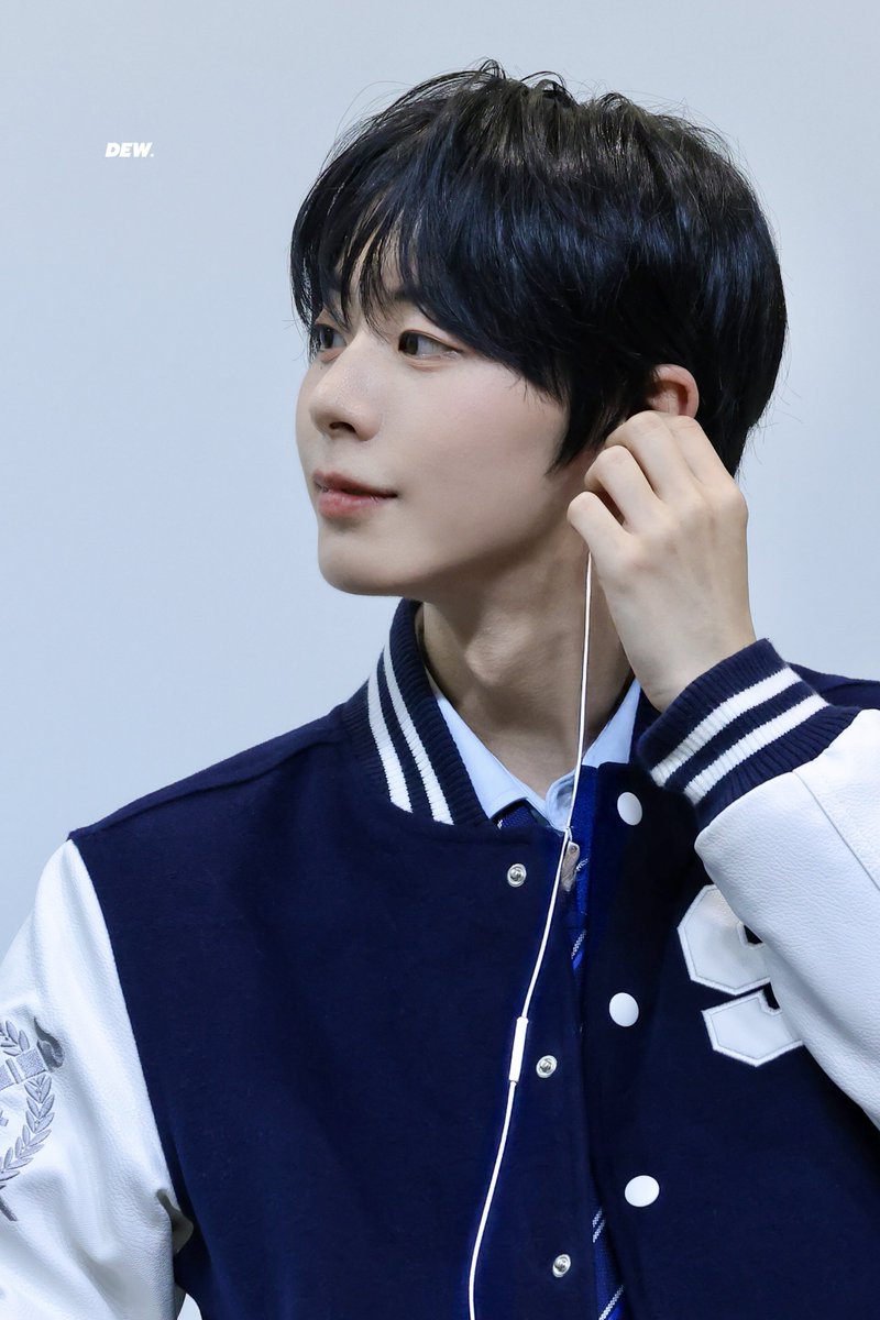 Dew_JEONGWOO's tweet image. 250817 퍼스트뮤직 #서정우

줄 이어폰 추가하면 딱일 거 같아서…

#아홉 #AHOF #JEONGWOO