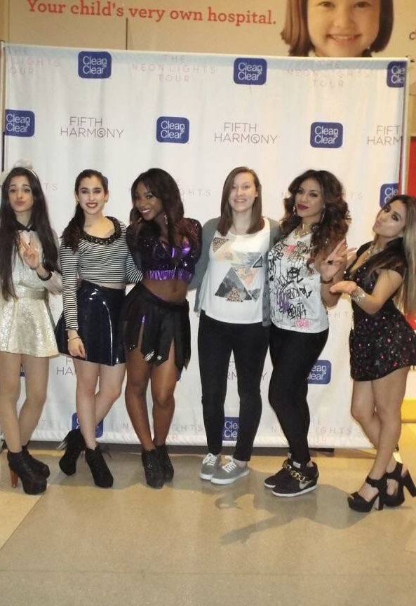 chloidkk's tweet photo. @FifthHarmony  my gURLSSSS forever 😭😭 can’t believe this is happening https://t.co/Emyy3ntui3