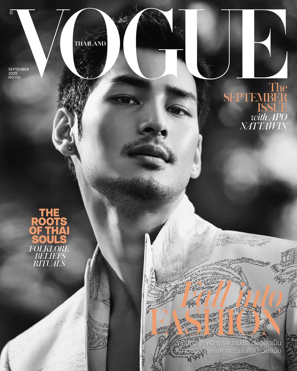 VogueThailand's tweet photo. #VogueThailandSeptember2025 จาก 'Folklore' หรือ 'คติชน' ที่เป็นดั่งรากเหง้าแห่งความคิดสร้างสรรค์ในแบบไทยๆ เบ้าหลอมแห่งภูมิปัญญา ประเพณี และการดำเนินชีวิต กลายเป็นแฟชั่นเซ็ตครั้งสำคัญบนปก 'The September Issue' ของโว้กประเทศไทย ฉบับเดือนกันยายน 2025 ที่ได้นักแสดงหนุ่มแห่งยุคอย่าง 'อาโป-ณัฐวิญญ์' @Nnattawin1 มาร่วมถ่ายทอดแง่มุมคติชนในรูปแบบแฟชั่นร่วมสมัย เตรียมพบกับแฟชั่นเซ็ตที่จะพาทุกคนไปหยั่งลึกถึงรากเหง้าของจิตวิญญาณความเป็นไทย ในมุมมองแฟชั่นที่แปลกใหม่ พร้อมวางแผงทั่วประเทศเร็วๆ นี้! #VogueTHxApo #VogueSeptemberIssue
.
ช่างภาพ: ณัฐ ประกอบสันติสุข 
สไตล์ไดเร็กเตอร์: จิรัฏฐ์ ทรัพย์พิศาลกุล 
นายแบบ: ณัฐวิญญ์ วัฒนกิติพัฒน์ 
แต่งหน้า: ภคณัฏฐ์ พูลสวัสดิ์ 
ทำผม: ภิญโญ ลิไธสง 
ผู้ช่วยสไตลิสต์: ฐิตาภรณ์ พุกพัก