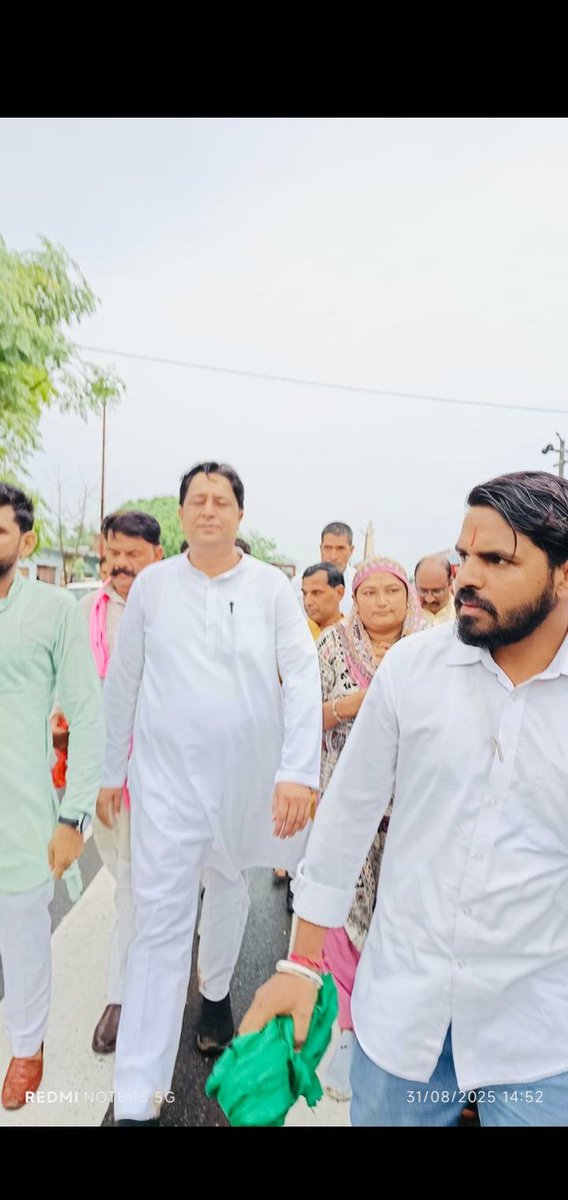 piyushchandel31's tweet photo. बिजनौर लोकसभा सांसद चंदन चौहान जी के साथ बाढ़ प्रभावित क्षेत्र का दौरा किया। साथ में उपस्थित रहे धनगर पियूष चंदेल, आर्यन शर्मा, अश्विनी शर्मा, सिद्धार्थ सोलंकी, अरुण, देवपाल आदि उपस्थित रहे

परितोष चंदेल
जिला अध्यक्ष
राष्ट्रीय लोकदल छात्रसभा बिजनौर
मो0-8171862893 https://t.co/OUoazxOw4R