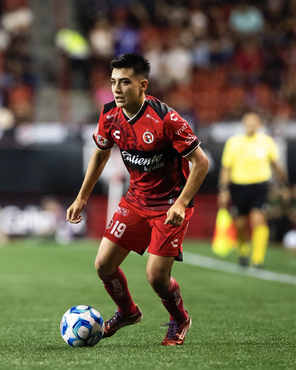 Gilberto Mora 🇲🇽 (16) sigue brillando en la Liga MX. Acá sus estadísticas frente a Necaxa:

- 1/2 regates completados 
- 30/34 pases precisos (88%)
- 4 pases clave
- 1/1 centros acertados 
- 5/5 pases largos
- 5/6 duelos en el suelo ganados
- 1/3 duelos aéreos 
- 2 entradas

Fue