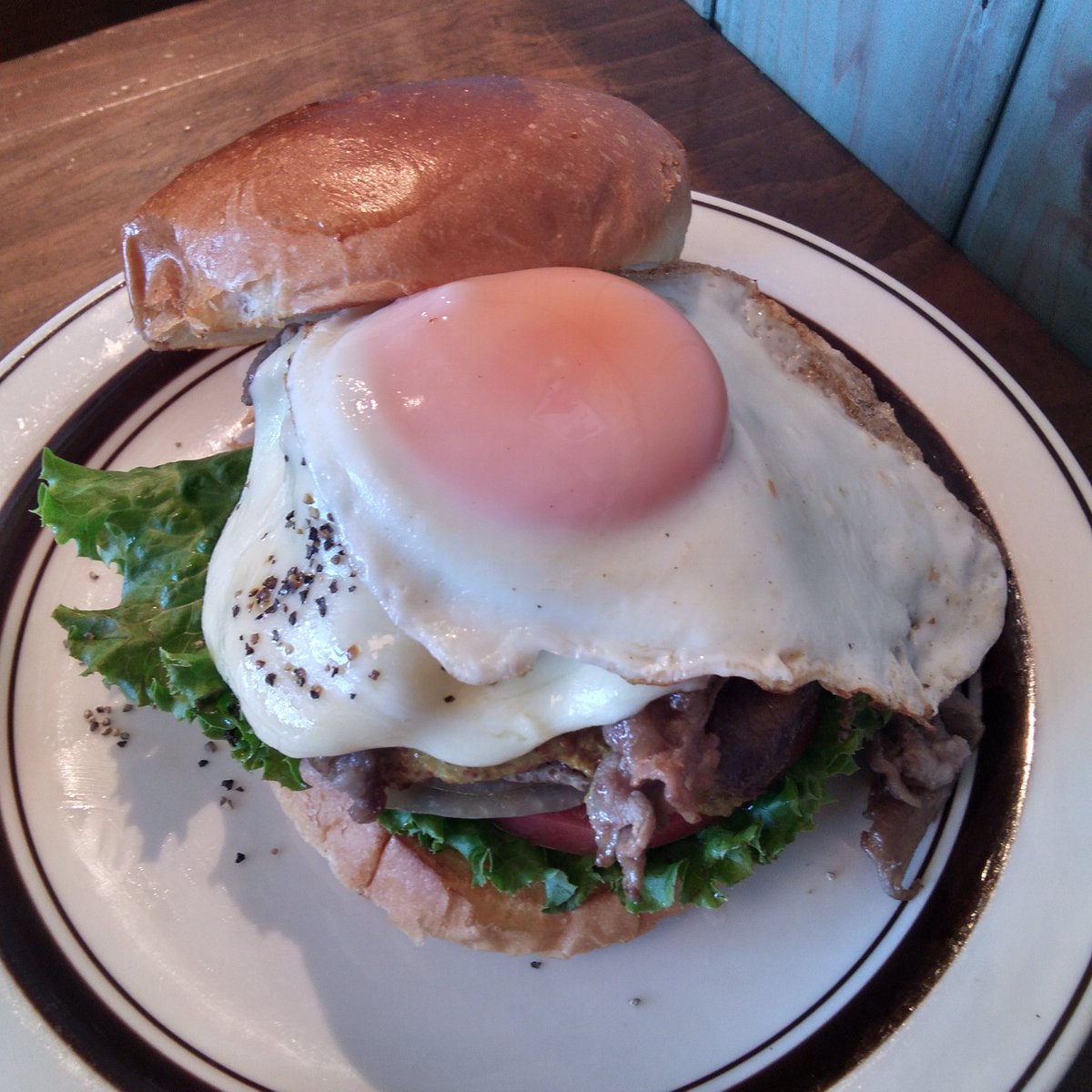 9月。
秋の訪れを感じる季節🎑

いや、まだまだ暑そうだし、
「夏は終わらない‼️」って感じですが、
【月見ラム＆チーズバーガー🍳】は、秋を感じさせてくれるかも？
　
なんだかお腹が空いてきた！
これはもう、食欲の秋がスタートしてる😋
　
#月見バーガー
#食欲の秋
#月見 
#秋の訪れ