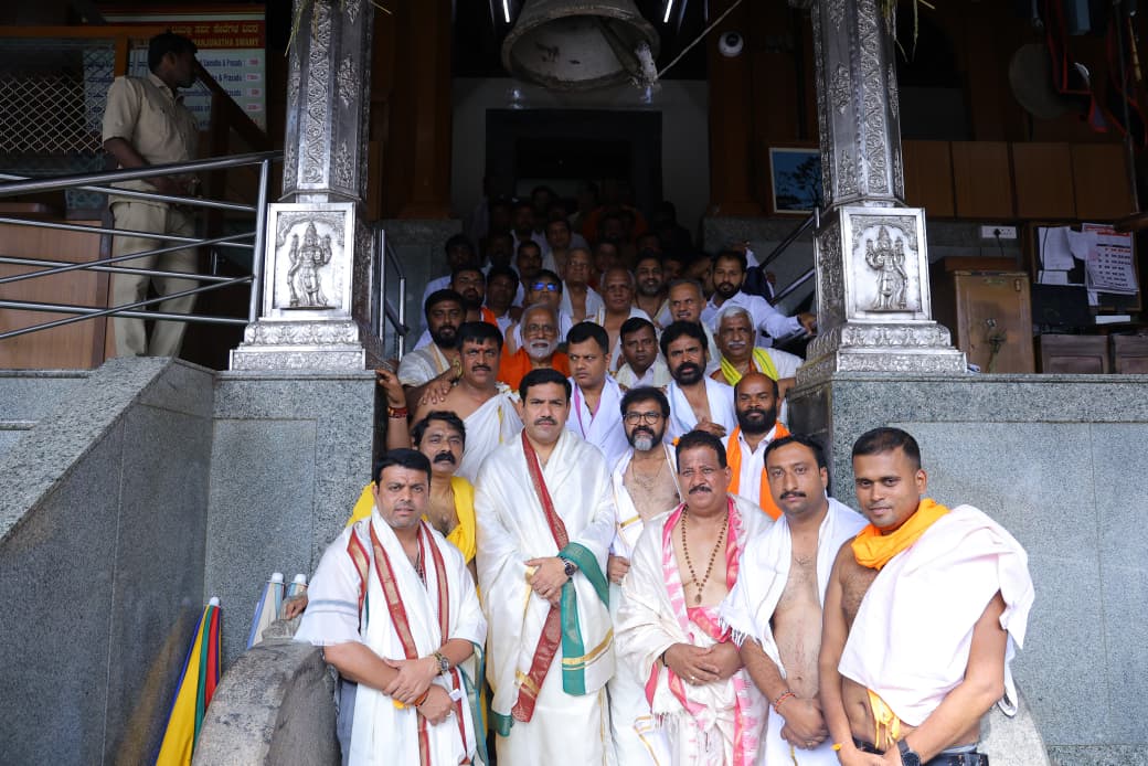 ಧರ್ಮರಕ್ಷಣೆಗೆ ಕಂಕಣಬದ್ಧವಾಗಿದೆ ಬಿಜೆಪಿ 🙏

ರಾಜ್ಯಾಧ್ಯಕ್ಷರಾದ ಶ್ರೀ <a href="/BYVijayendra/">Vijayendra Yediyurappa</a> , ವಿಧಾನ ಪರಿಷತ್‌ ವಿಪಕ್ಷ ನಾಯಕರಾದ ಶ್ರೀ <a href="/NswamyChalavadi/">Chalavadi Narayanaswamy</a> ಅವರ ನೇತೃತ್ವದಲ್ಲಿ ಇಂದು ಬಿಜೆಪಿ ಸಂಸದರು, ಶಾಸಕರು ಮತ್ತು ಪದಾಧಿಕಾರಿಗಳು ಶ್ರೀ ಕ್ಷೇತ್ರ ಧರ್ಮಸ್ಥಳದಲ್ಲಿ ಶ್ರೀ ಮಂಜುನಾಥ ಸ್ವಾಮಿಯ ದರ್ಶನ ಮಾಡಿ, ಶ್ರೀದೇವರ ಆಶೀರ್ವಾದ ಪಡೆದರು.  

ಈ