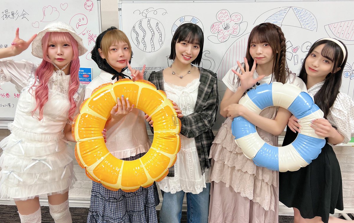 本日限定！夏仕様のきすきすちゃんで
#きすきすにねっちゅ〜 撮影会
1部スタートしました！🌻

どなたでも入場無料&amp;パーテーションありなら1000円でTikTokが撮影できまChu!♡

まだKiSS KiSS券のご用意ございますので、
皆様お気軽にお越しください💋
#KiSSKiSS #きすきす