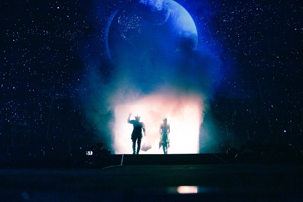 MetalHammer_Jp's tweet photo. 『聖飢魔II vs BABYMETAL〜悪魔が来たりてベビメタる〜』
メタルハマー ・ジャパン編集部がグッと来た、去り際に片手をあげる閣下とSU-METALの姿。

撮影：岡見高秀 https://t.co/j7ETq9s22S