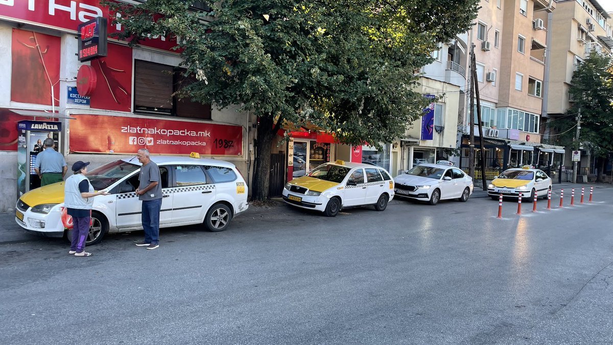 Македонче не можеш да го заeбеш.

Ставија ступчиња на 29ти Ноември, таксистите го окупираа тротоарот.  

Споделете!

Да ги прашаме <a href="/OpstinaCentar/">Општина Центар</a> и <a href="/mvr_javnost/">Министерство за внатрешни работи</a>
дали ќе го решат проблемот или ќе скокаме преку коли на тротоар