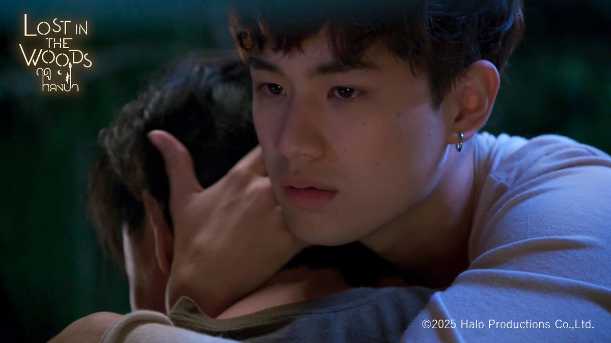 🐘🍃【#LostintheWoods 第5話】
「不合格の僕たち」

奨学金選考に落ちたフィーファーはショックを受ける。
ヘムは大学時代の元恋人との再会で過去の傷が疼く。

互いの痛みを抱えながらも、
再び歩み出そうとする──。

🇹🇭 #ฤดูหลงป่า #タイBL #ArmTon #迷森日本配信
