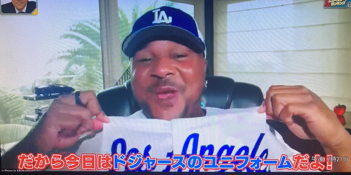 nitenMI4kjHG25Q's tweet photo. 今更ネタw

あの、大谷君にヤジを飛ばしたジーンさん
予想通り？ドジャースファンに変身🧢💙🤣
パドレスキャップを取り、LAD🧢を被ったー\( ´ω` )/
からの、ドジャースユニも着ていた🤣
今後もこのユニを着てヤジを飛ばすそうですw(もうやらんでいい)
やはり翔平に沼りましたね❤️‍🔥
ようこそLADへ✨ https://t.co/2QKds39r73