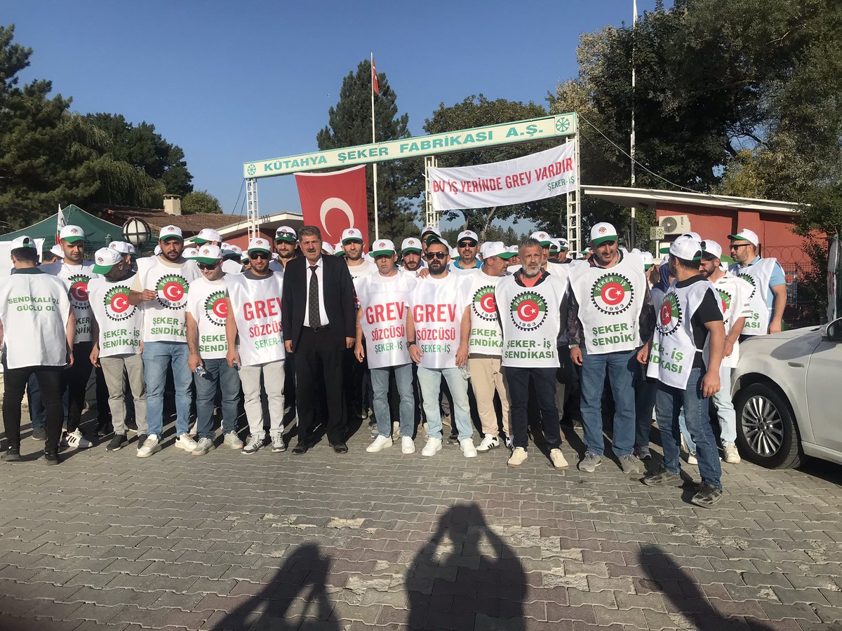 Grevin  3.Gününde

Alın Terimizle Varız, Haklarımız İçin Ayaktayız

#Kutahyasekeriscisidireniyor 

<a href="/sekerissen/">Şeker-İş Sendikası</a> 
<a href="/murattasliyurt/">Murat TAŞLIYURT</a> 
<a href="/cengizunder14/">Cengiz ünder26</a>