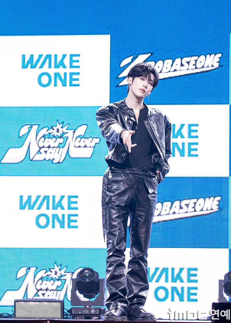 [포토] 제베원 리키, 완벽한 비율 
#제로베이스원 #ZEROBASEONE #ZB1 #리키 #RICKY
#NEVER_SAY_NEVER #ICONIK #ZEROBASEONE_ICONIK
#정규1집 #앨범발매 #쇼케이스_250901 [iMBC 연예]

제로베이스원(ZEROBASEONE 제베원) 리키가 1일 오후 서울 용산구 이태원로 블루스퀘어 SOL트래블홀에서 열린