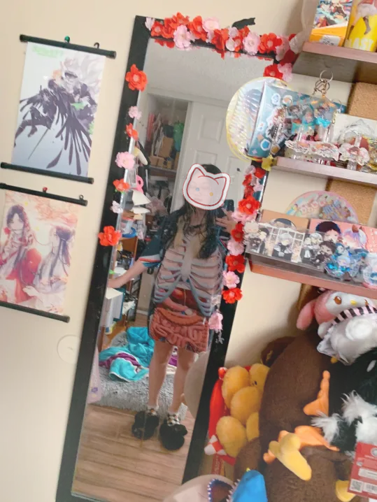 DEBUFF WITH CAFFEINE PROBLEMS AND GAMBLING ADDICTIONS 

//also look how cute my shirt is!! >:3c