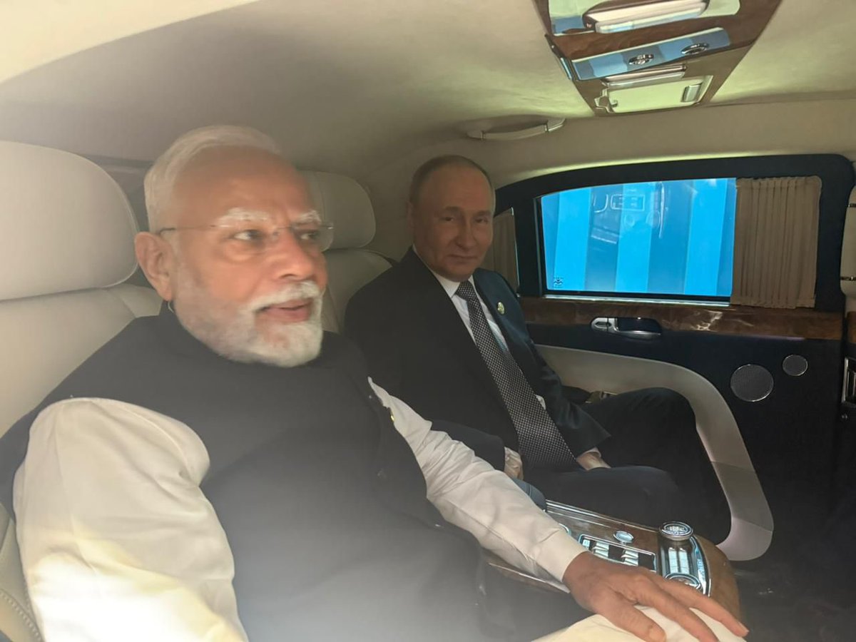 dave_janak's tweet photo. राजनयिक संबंधों में संदेश महत्वपूर्ण होते हैं। 

प्रधानमंत्री मोदी और पुतिन दोनों #SCOSummit2025 के लिए एक ही कार में सवार हैं। 

#PMModi | #Putin | @narendramodi | @KremlinRussia_E | #PMModiInSCO https://t.co/OhAXu2JDKR