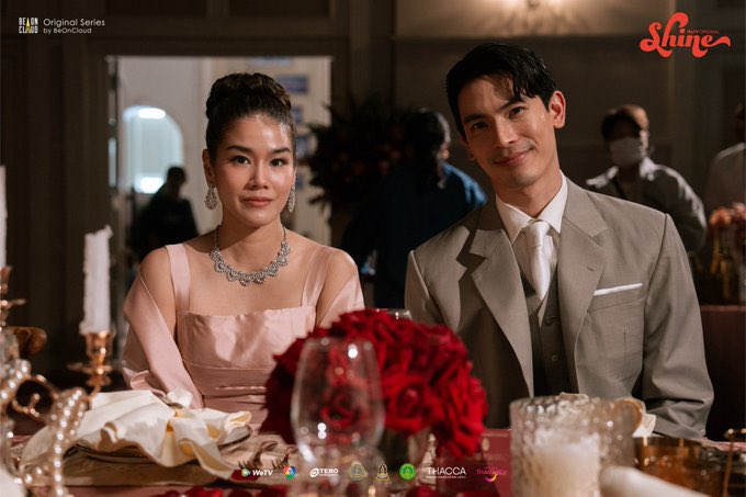 ถ่ายกับเมียยังยิ้มขนาดนี้ ถ่ายกับเมียน้อยจะยิ้มขนาดไหน