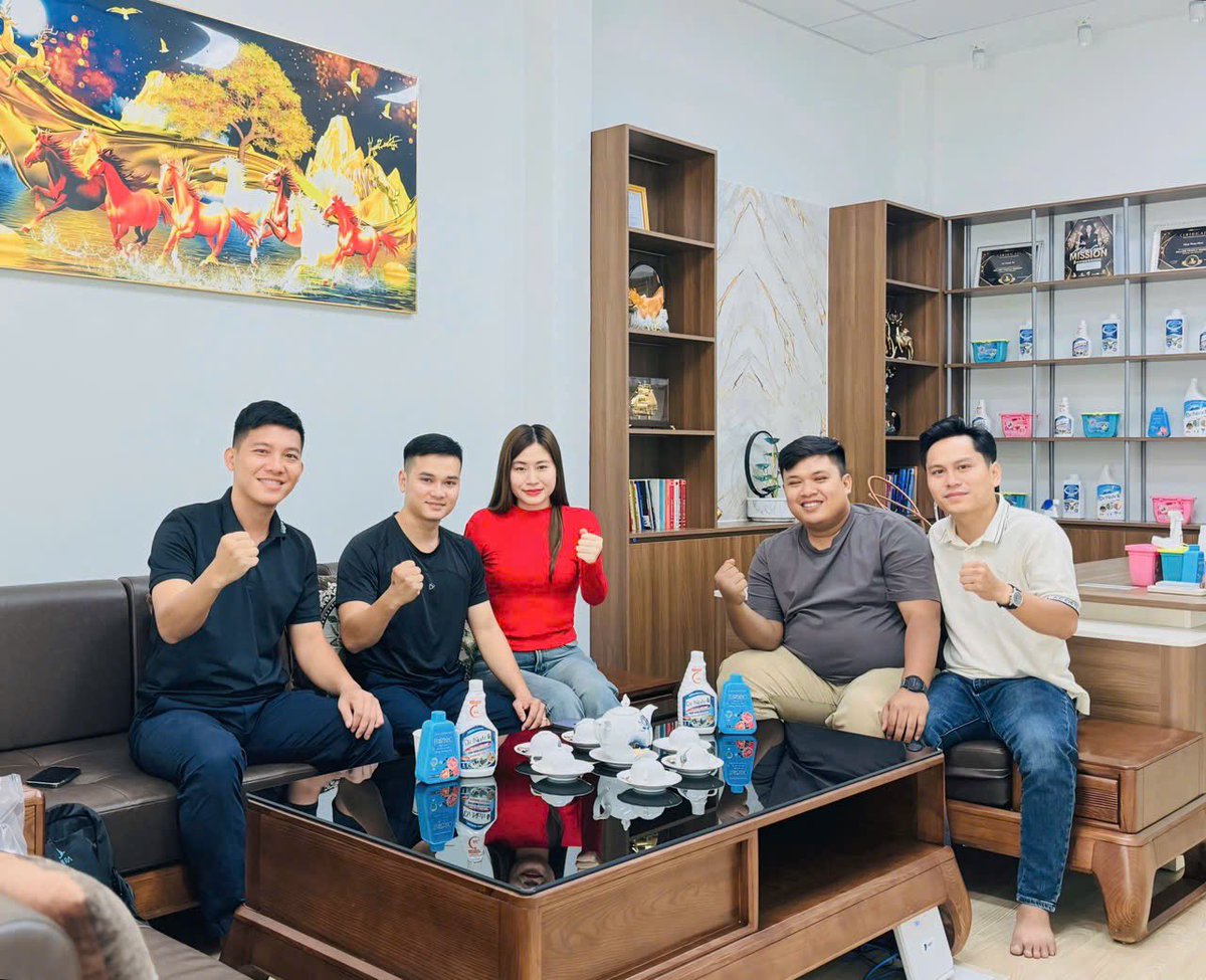 Những buổi học cuối thật nhiều cảm xúc, khó quên! 😢😖😖

Thoáng chốc mà hành trình một năm đã gần khép lại, thời gian trôi nhanh như một cái chớp mắt. Từ những gương mặt xa lạ ngày đầu, qua bao kỷ niệm sâu đậm, chúng ta đã trở thành một gia đình thân