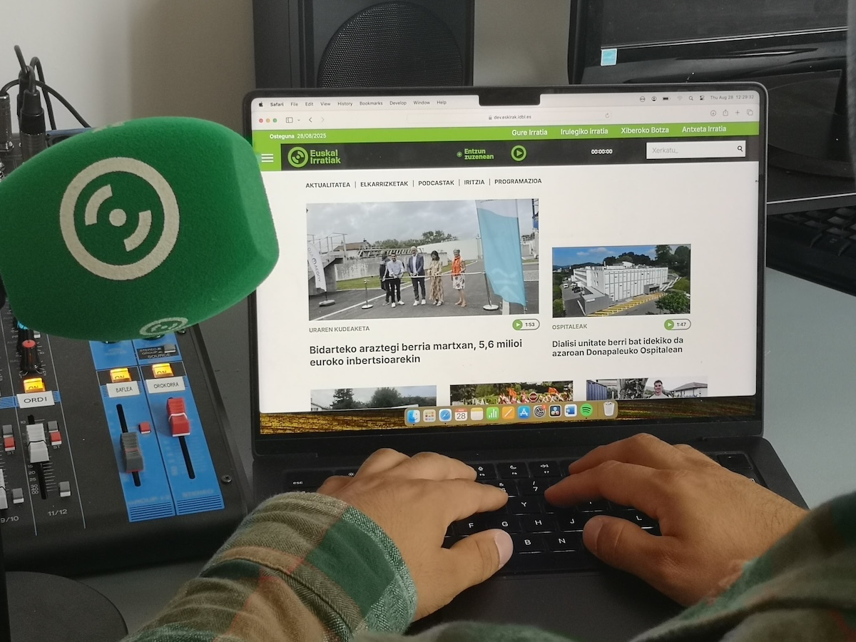 kazetaeus's tweet photo. Euskal Irratiek webgune berrituekin ekin diote ikasturteari, «egungo beharretara egokiturik».
▶️ https://t.co/SO2LHFd2wO

Euskal Irratiak-ek, Gure Irratiak, Irulegiko Irratiak eta  Xiberoko Botzak webgune berriak ezarri dituzte martxan irailaren lehen  honetan. https://t.co/HsfiW4Kbgu