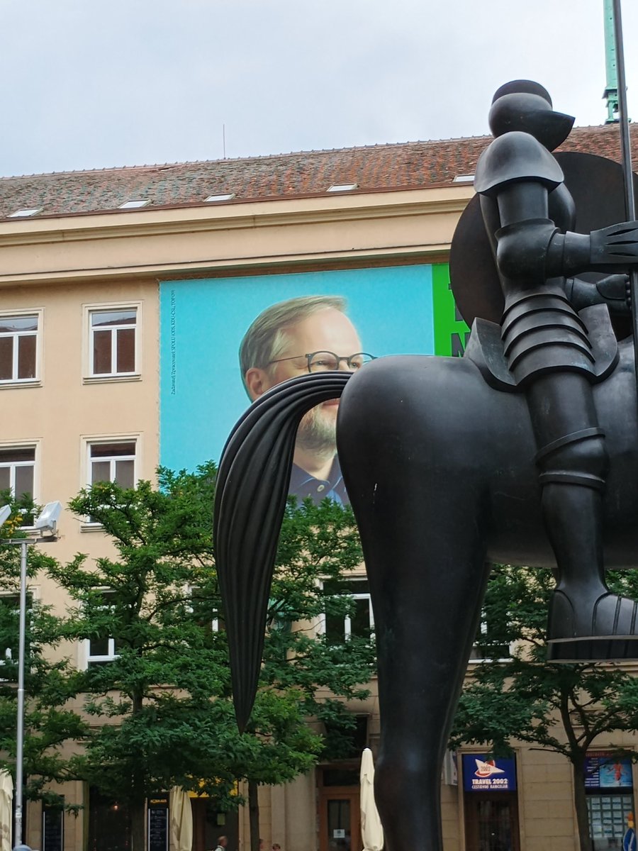 V jiných zemích mají na velkých plakátech u kostelů Ježíše nebo papeže, v Brně mají jako spasitele a sluhu Božího Fialu