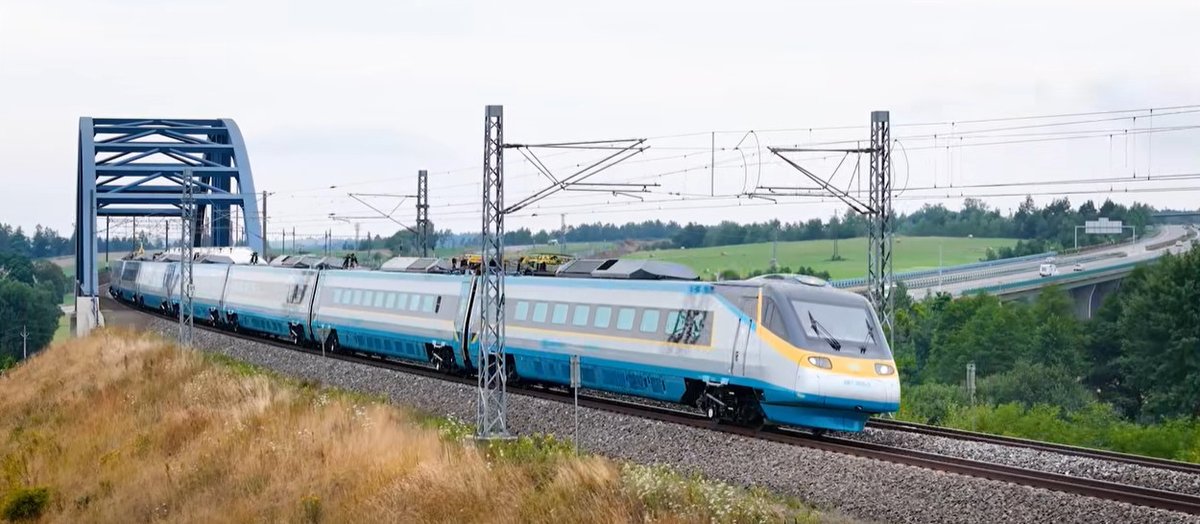 🚄 Od dneška (1. 9. 2025) jezdí Pendolino i na jih Čech!
Na trati Praha – České Budějovice dosahuje rychlosti až 200 km/h. 🏁
Do Budějovic za 95 minut, zpět do Prahy za 90.
<a href="/ceskedrahy_/">České dráhy</a>
