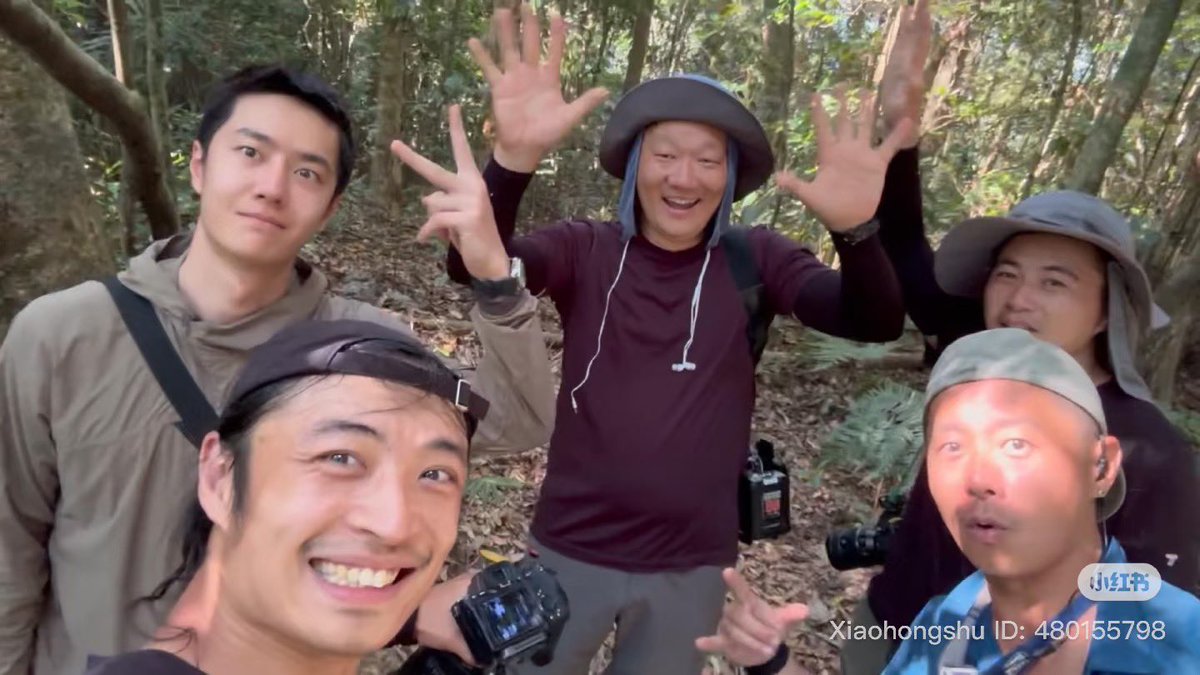 อี้ป๋อก็คือน้องน้อยในกลุ่มพี่ๆ สุดๆ 😭😭😭 ฟีลแบบไอเด็กหนุ่มตี๋นี่ มานหล่อเหมือนเป็นดาราเลยเนอะ แต่ชอบเข้าป่า 5555555555555555555555555555555555555