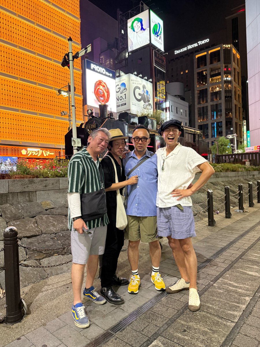 MEGAPHONES_said's tweet photo. ミーティングつって飲んでるだけで何も決まらない人たち… https://t.co/aOWSK6s3EI