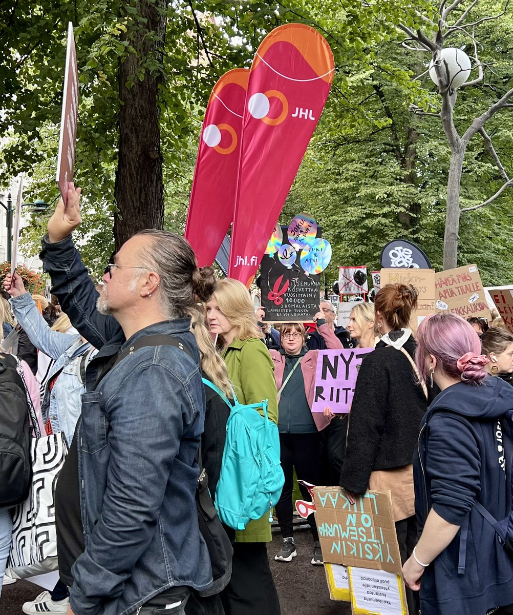 Yli tuhat ihmistä huutaa hallitukselle järjestöjen työn tärkeydestä. Ei leikata turvaverkkoa! 📣

Sote-järjestöjen työ ei kestä enää yhtään lisäleikkausta. 

Viisautta riiheen hallitus! <a href="/kokoomus/">Kokoomus</a> <a href="/persut/">Perussuomalaiset</a> <a href="/sfprkp/">SFP • RKP</a> <a href="/KDpuolue/">Kristillisdemokraatit | KD</a>