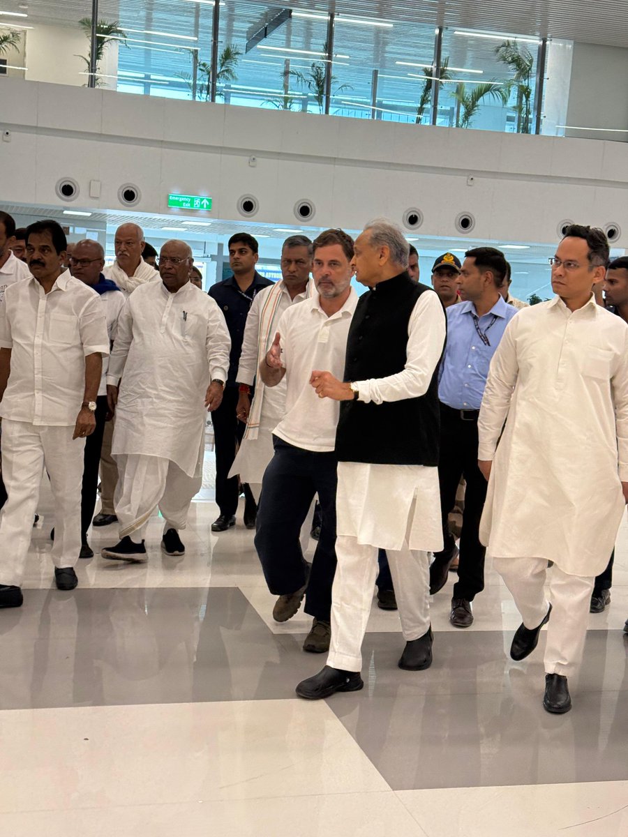 आज पटना एयरपोर्ट पहुंचने पर कांग्रेस अध्यक्ष श्री मल्लिकार्जुन खड़गे एवं नेता प्रतिपक्ष श्री राहुल गांधी का स्वागत किया। #VotersAdhikarYatra