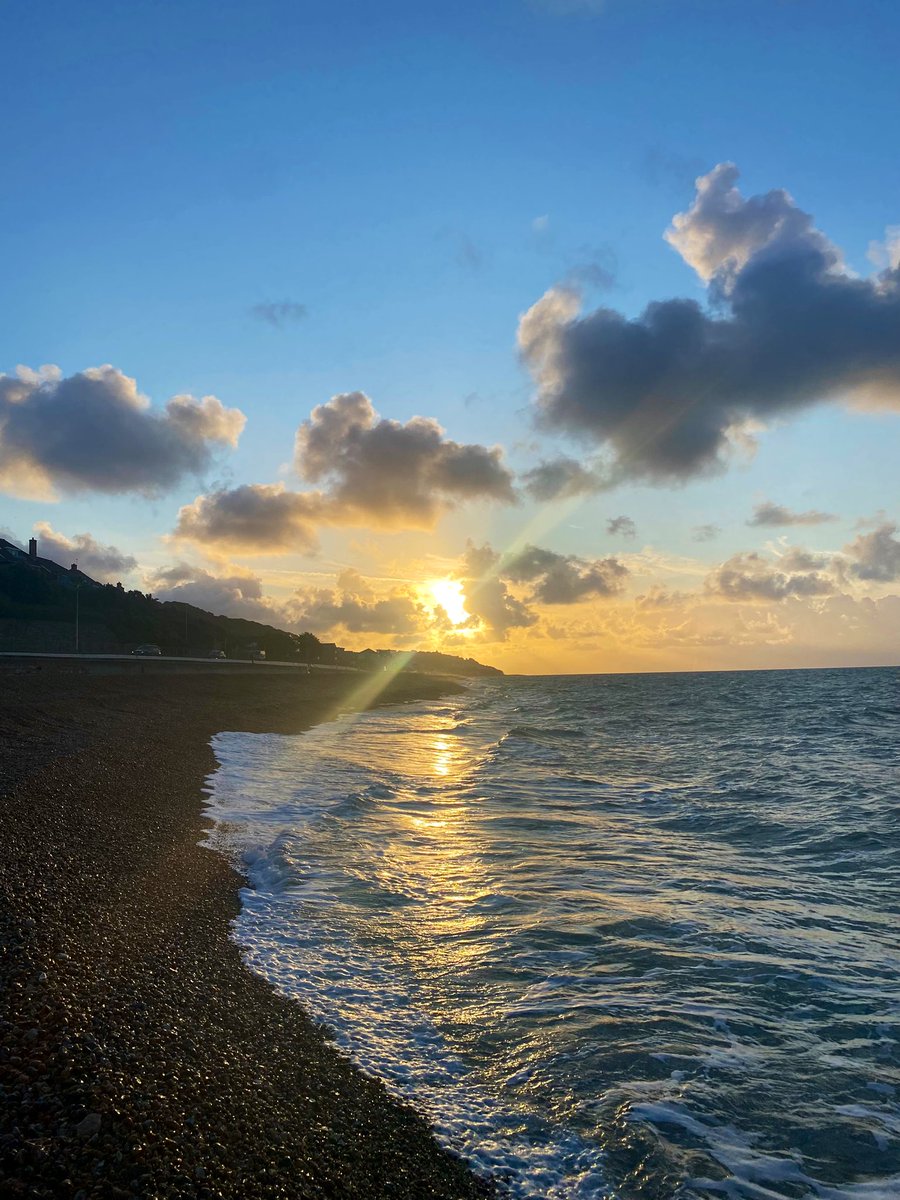 MrsF202's tweet photo. Good morning from a lively beach 🔆🌊🌬️

Majestic clouds, rolling waves and lots of white foam.

That blew the cobwebs away! https://t.co/ayEu6iVyiL