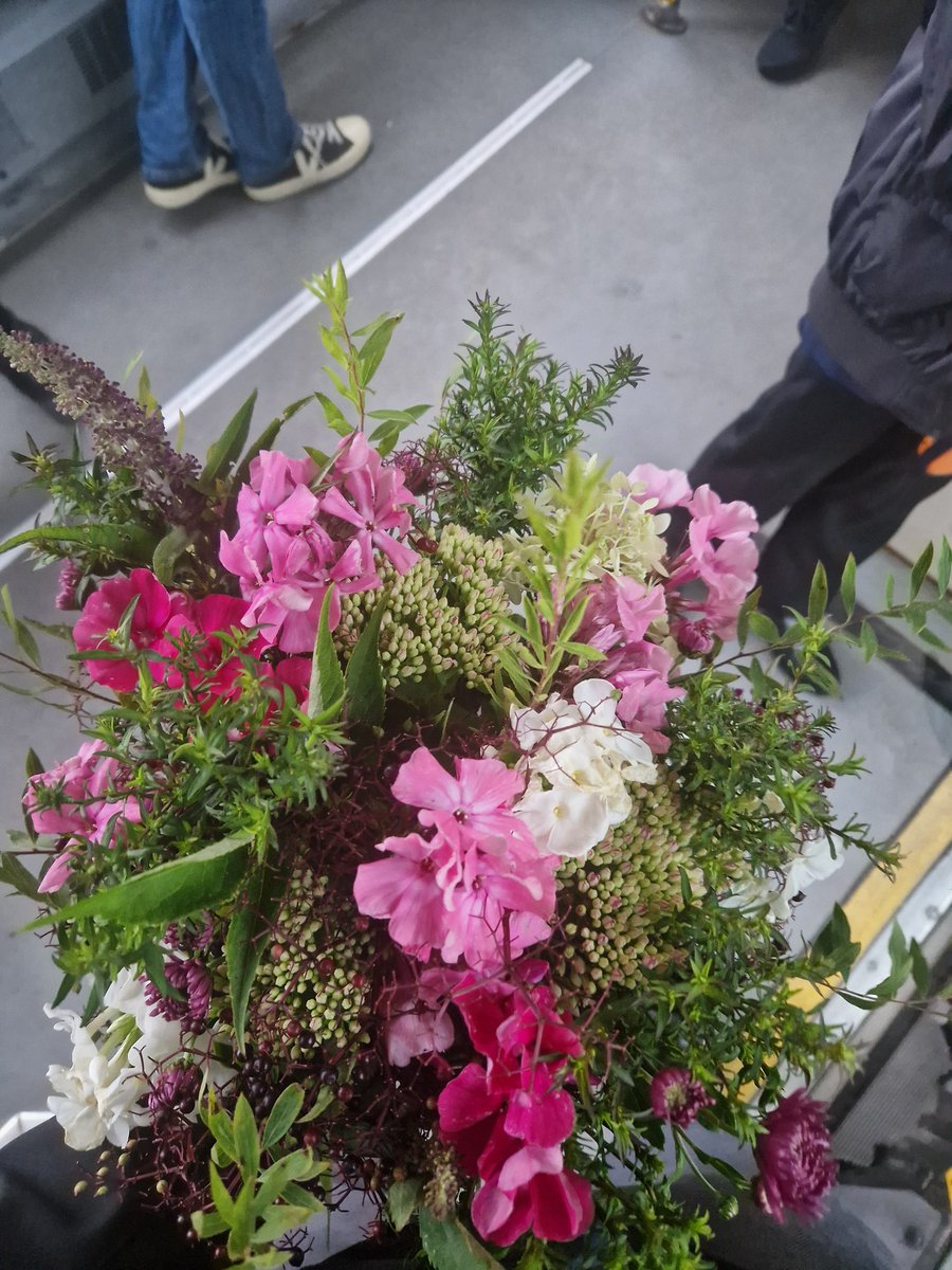 Kārlis Ozols (@ooozols) on Twitter photo Paldies <a href="/Rigassatiksme_/">Rīgas satiksme</a> trolejbusa 29320 vadītājai, kura pagaidīja skrienošo tēti un skolēnu - tā nu 1.septembri nenokavējām un diena jau izdevusies! 🎉
Lai mums vairāk laipnības ikdienā + vēlu izturību visiem vecākiem, skolēniem un studentiem! Paldies <a href="/Rigassatiksme_/">Rīgas satiksme</a> trolejbusa 29320 vadītājai, kura pagaidīja skrienošo tēti un skolēnu - tā nu 1.septembri nenokavējām un diena jau izdevusies! 🎉
Lai mums vairāk laipnības ikdienā + vēlu izturību visiem vecākiem, skolēniem un studentiem!