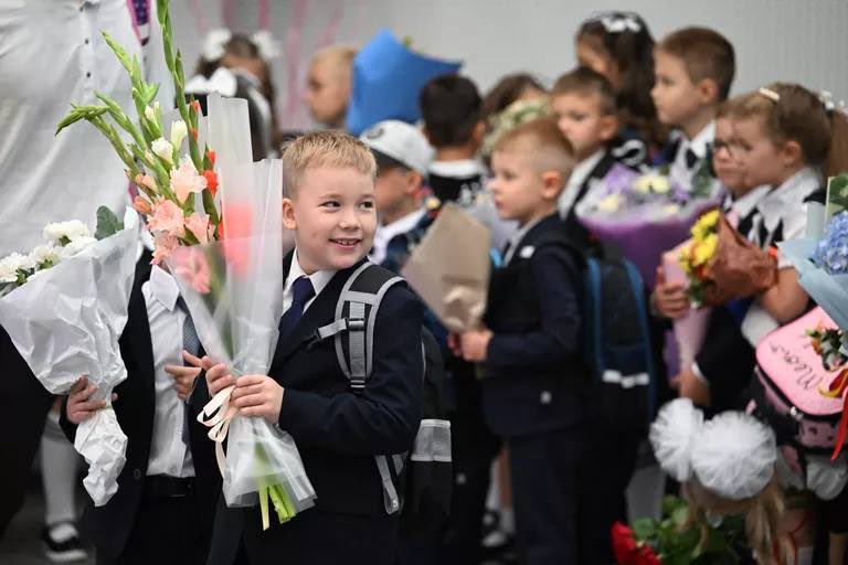 Russia's tweet image. 📚 September 1st is #KnowledgeDay in Russia — start of the school year!

A tradition that unites students, teachers &amp;amp; parents. Hence the first bell, flowers and smiles 🔔

Looking forward to a year full of discoveries, hard work &amp;amp; great results. GL!

#Back2School