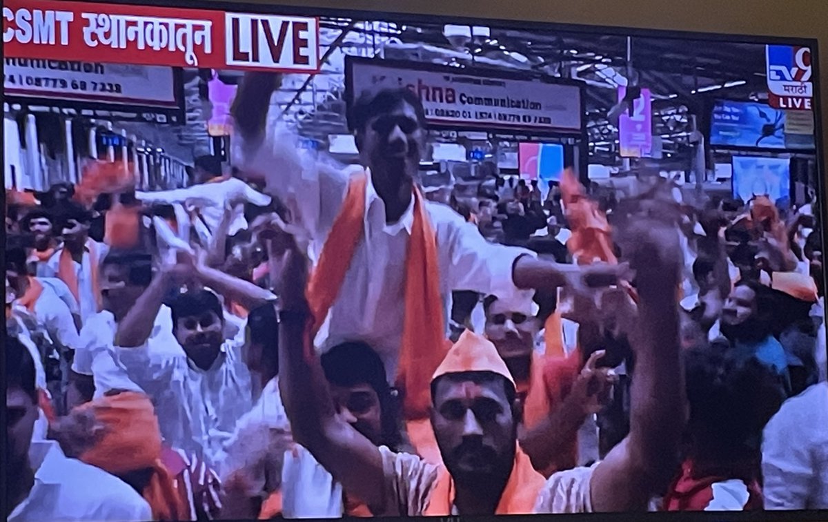 AnujaDhakras21's tweet image. छत्रपती शिवाजी महाराज टर्मिनसवर फुगड्या, नाच, कबड्डी 

खो-खो, विटी दांडी खेळणं 

मुंबईत सामान्यांची अडचण होईल एवढी वाहतूक कोंडी करून ठेवणं 

महिला पत्रकारांना धक्काबुक्की करणं 

मरिन ड्राईव्हवर हुल्लडबाजी करणं 

हा आरक्षण मागण्याचा कोणता मार्ग? 

गणेशोत्सवात १०-१२ तासांच्या…