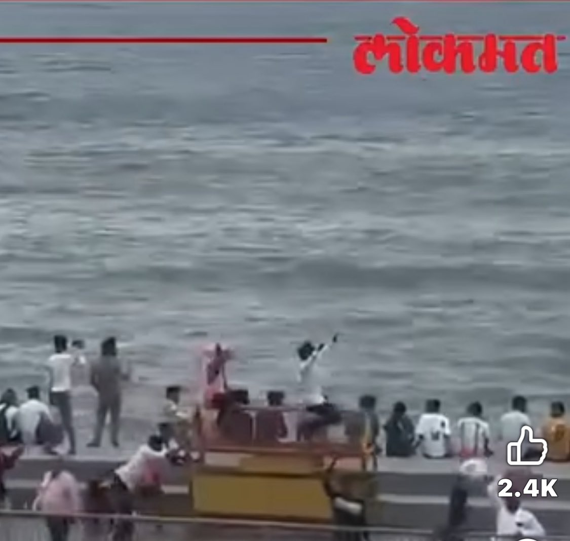 AnujaDhakras21's tweet image. छत्रपती शिवाजी महाराज टर्मिनसवर फुगड्या, नाच, कबड्डी 

खो-खो, विटी दांडी खेळणं 

मुंबईत सामान्यांची अडचण होईल एवढी वाहतूक कोंडी करून ठेवणं 

महिला पत्रकारांना धक्काबुक्की करणं 

मरिन ड्राईव्हवर हुल्लडबाजी करणं 

हा आरक्षण मागण्याचा कोणता मार्ग? 

गणेशोत्सवात १०-१२ तासांच्या…