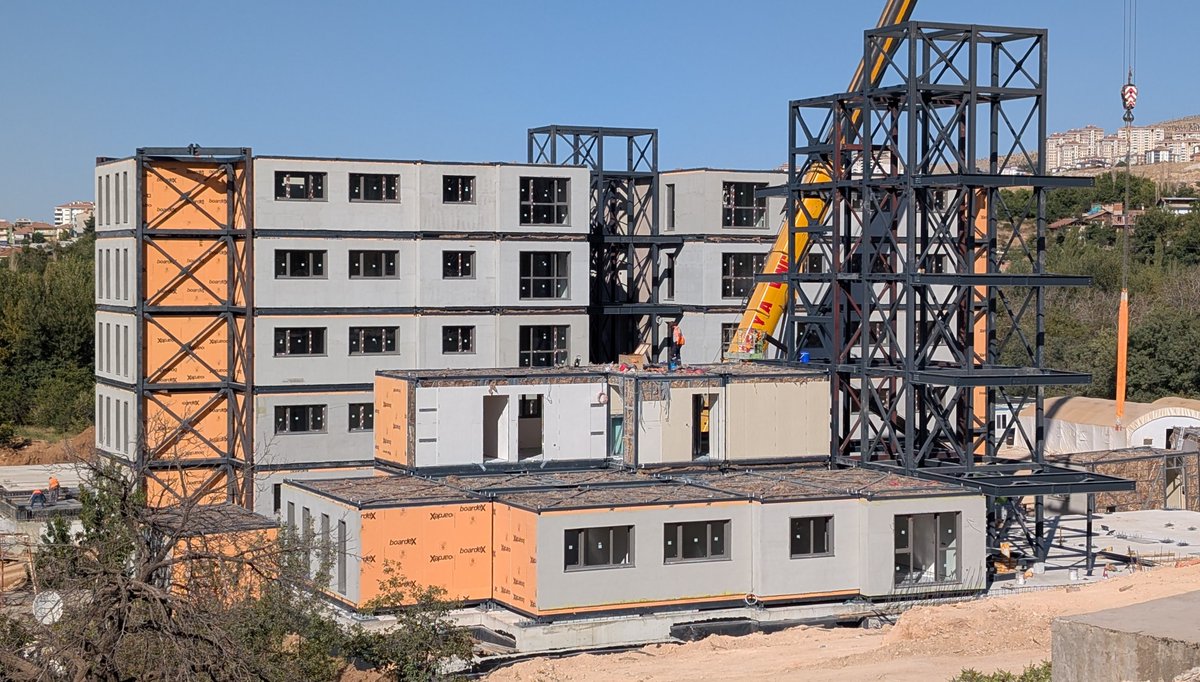 Malatya'da Türkiye'nin ilk hacimsel modüler konut sitesi yapılıyor (1-2 katlılar var ama bu 5 katlı).

İşvereni İş Bankası, mimarlık ofisi Teğet, inşaat mühendisliği Meinhardt Türkiye ve nihayet bu işi ete kemiğe büründüren, sürecin sahibi Consera Group.

Önce birkaç ay önce