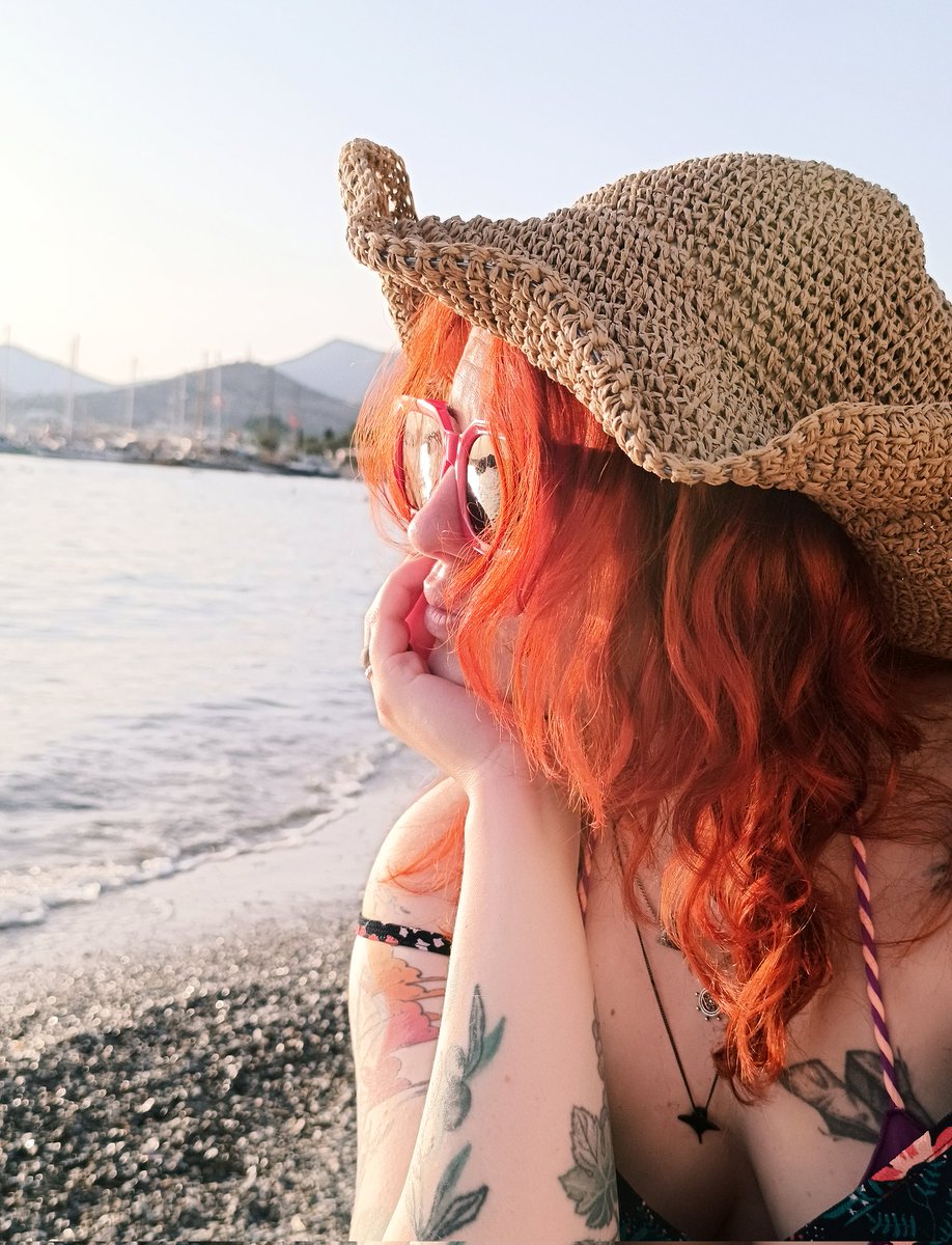 сегодня утром открыла окно номера в отеле и увидела гигантский паром и сказала:
«вот это утро! корабль огромный и рядом баба красивая!»