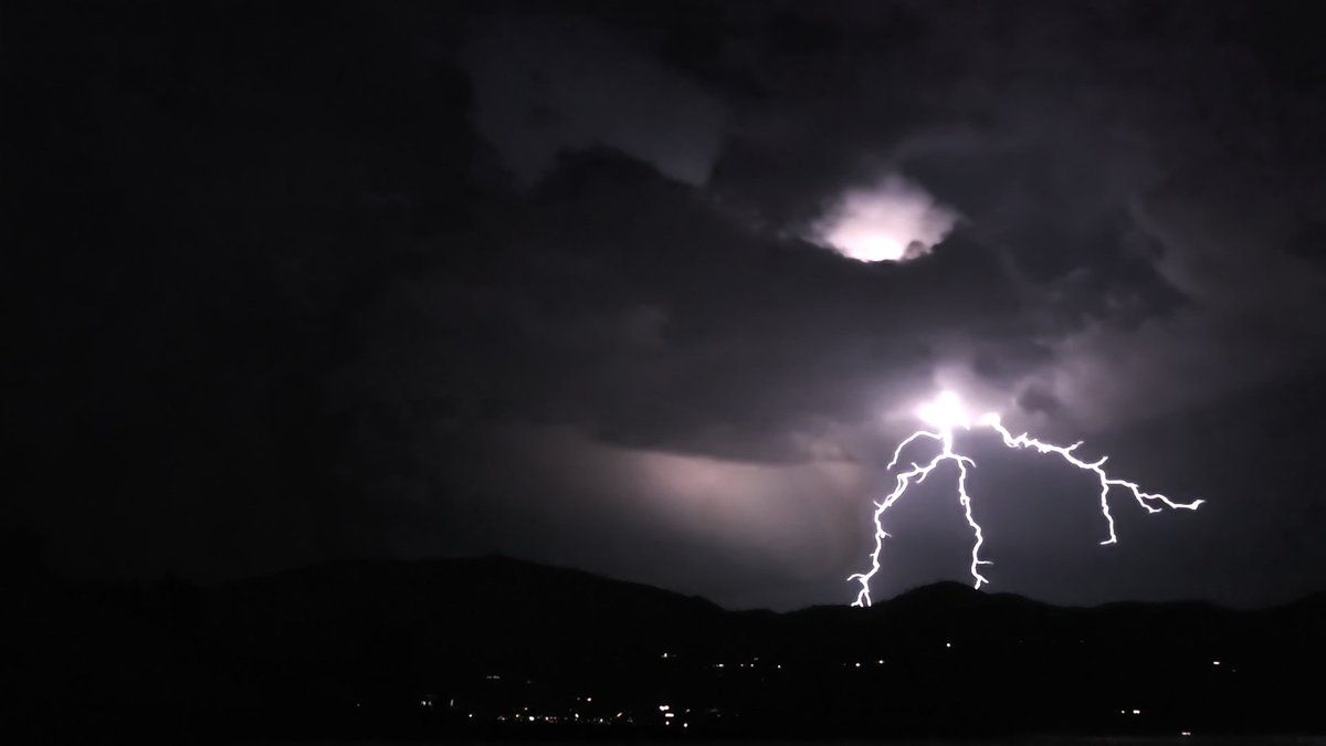 So... this happened!! 😭⚡️Taken from our porch in Chelan, WA. 

#WAwx <a href="/NWSSpokane/">NWS Spokane</a>