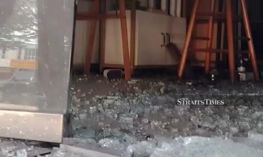 NST_Online's tweet photo. Ipoh blast: Cops tracking down 2 suspects

Malaysian police are tracking down two suspects after an explosive device was detonated at a business premises in Ipoh, Perak.

1/🧵 https://t.co/u3PJFrE4Yl