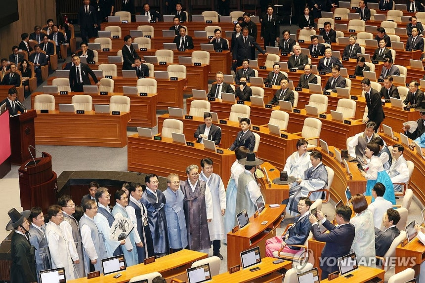 아ㅠ 국회에 갓쓰고 도포입고 한복입고 오니까 거의 뭐 명절같음